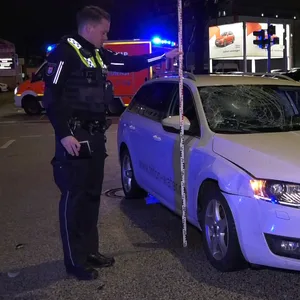 Die Polizei rekonstruiert, wie es zu dem schweren Unfall am Nedderfeld kommen konnte.