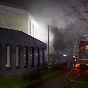 Rauch dringt aus dem Dach des Heilwig Gymnasiums in Alsterdorf.