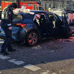 Fahrer eines Miles Auto soll rote Ampel missachtet haben – drei Verletzte bei Unfall in Lurup
