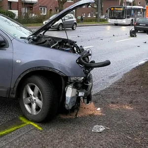 Ein graublaues Auto mit schwer beschädigter Front steht auf dem Lokstedter Steindamm.