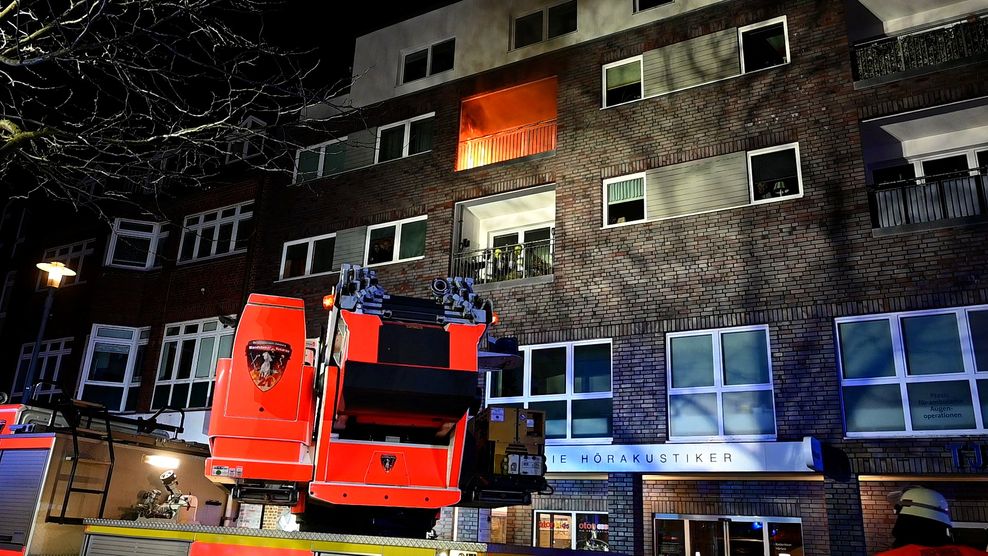 Der Balkon an der Rahlstedter Bahnhofstraße brannte lichterloh.