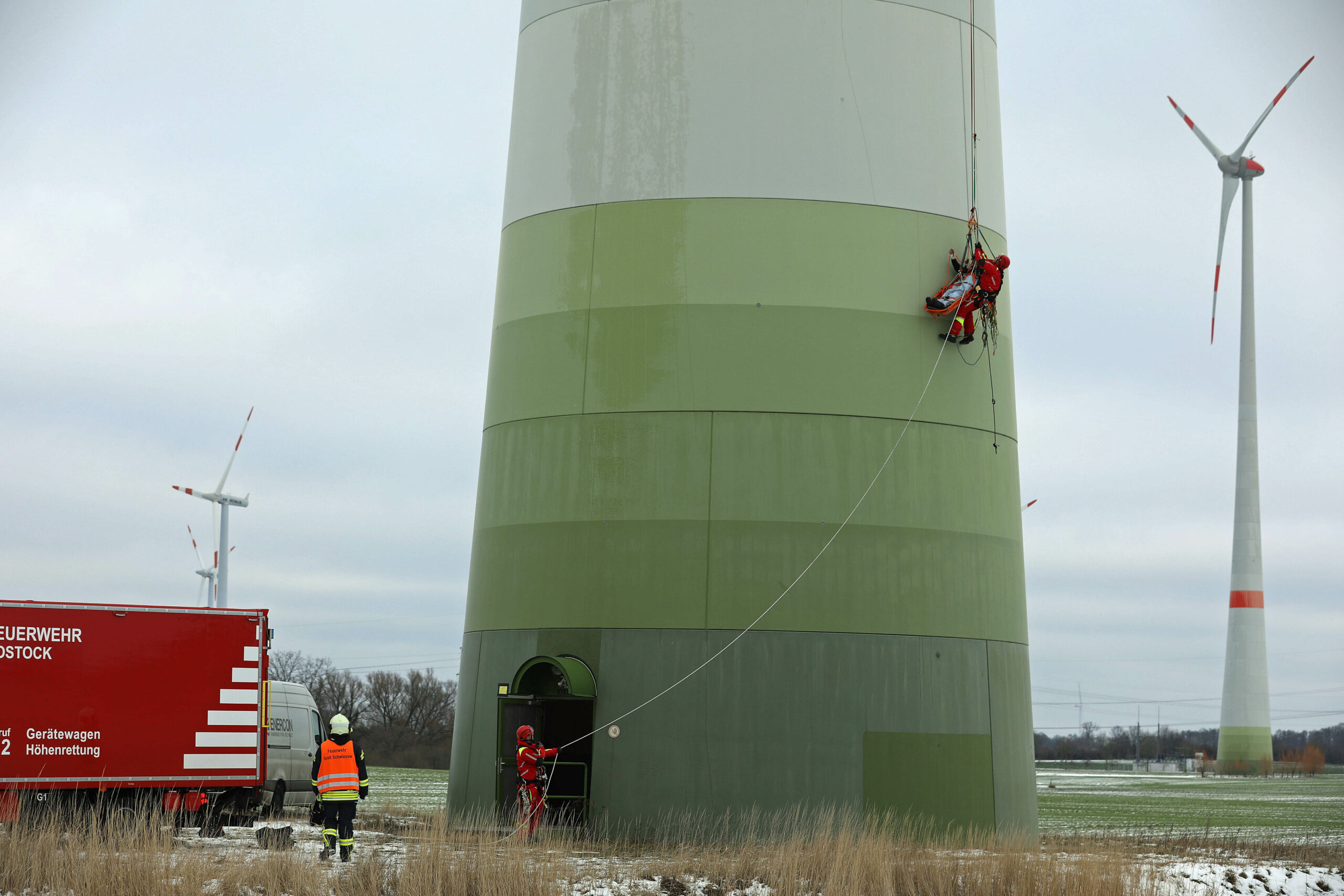 Spektakuläre Aktion: Rettungskräfte seilen den verletzten Techniker von dem 130 Meter hohen Windrad ab.