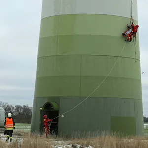 Spektakuläre Aktion: Rettungskräfte seilen den verletzten Techniker von dem 130 Meter hohen Windrad ab.