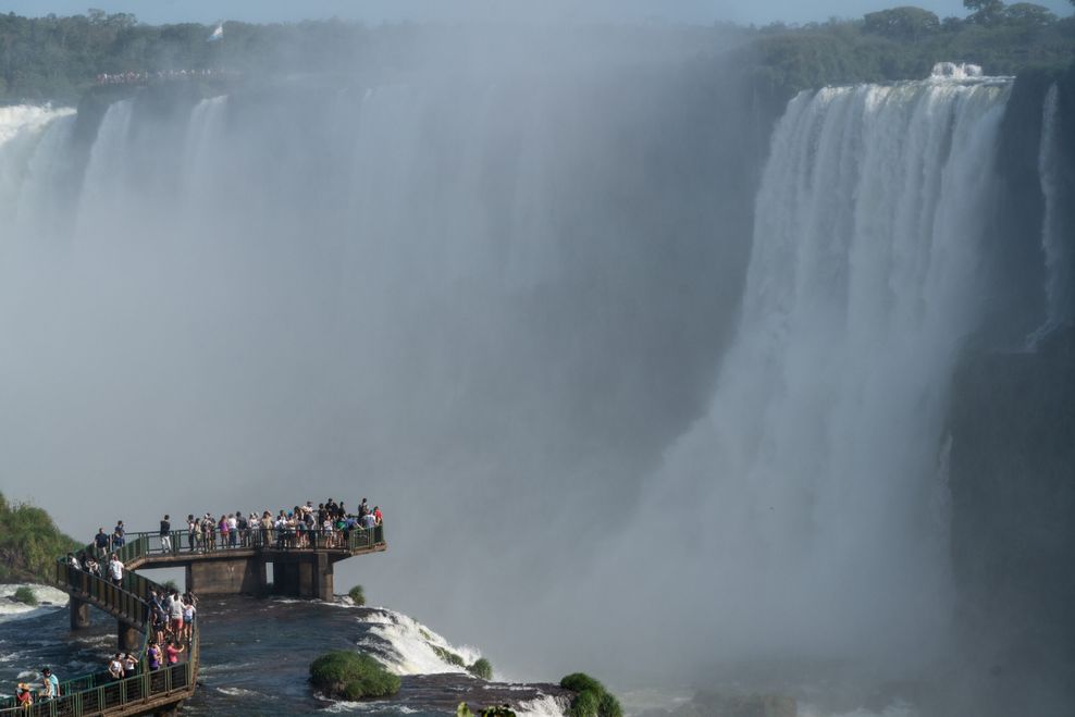 Vom Geländer einer solchen Aussichtsplattform an den Iguazu-Wasserfällen in Brasilien stürzte ein leichtsinniger Selfie-Fotograf ab und verunglückte tödlich.