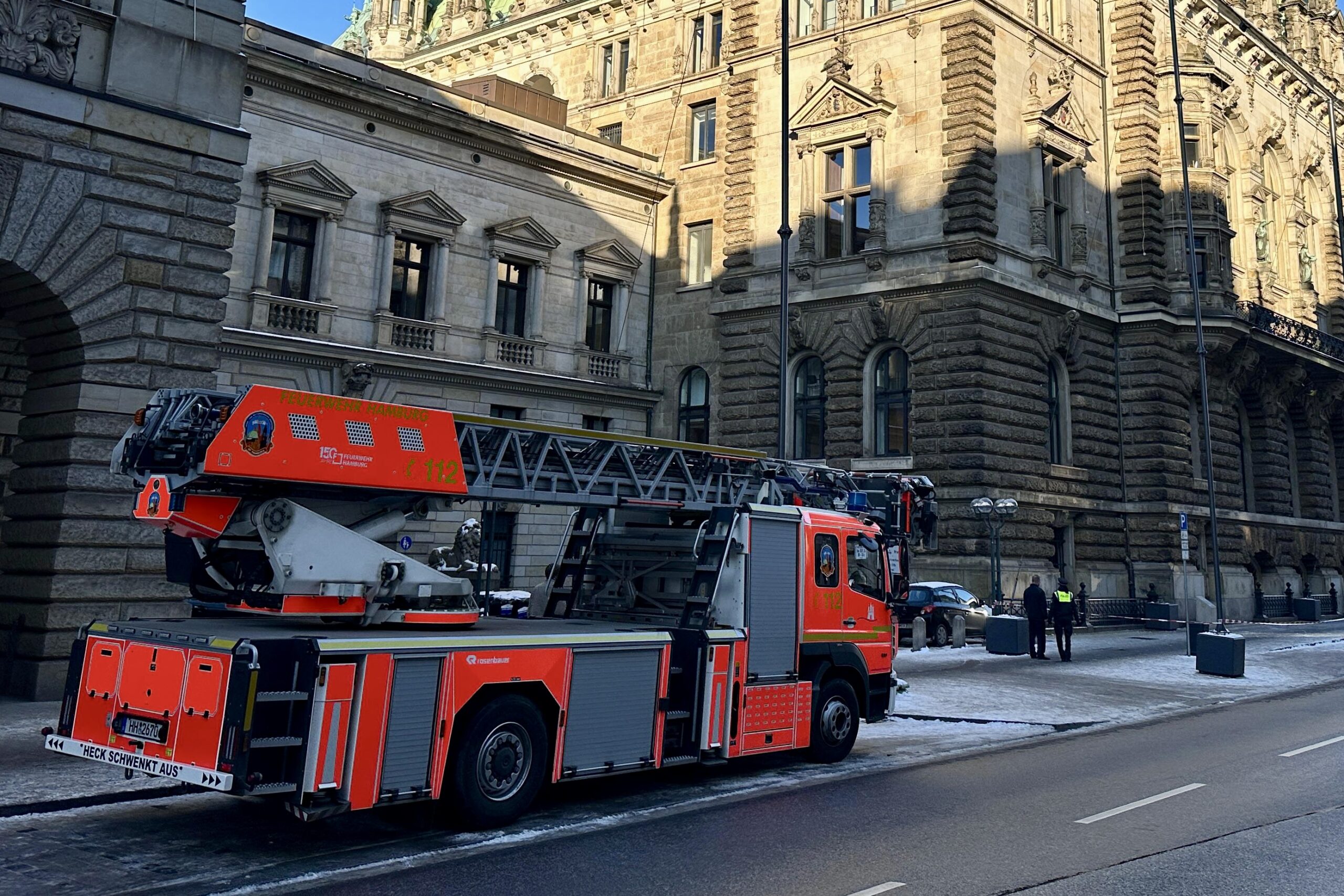 Feuerwehrauto am Hamburger Rathaus