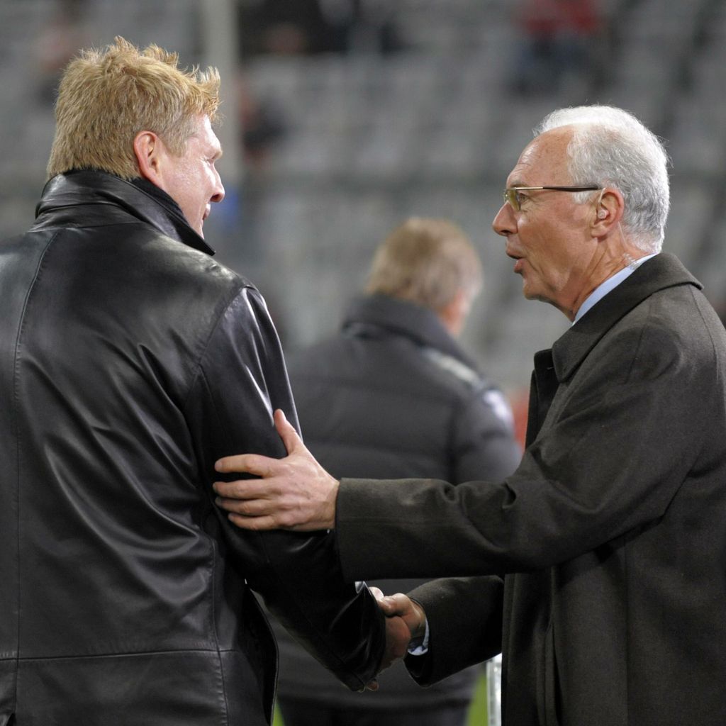 Stefan Effenberg und Franz Beckenbauer geben sich die Hand