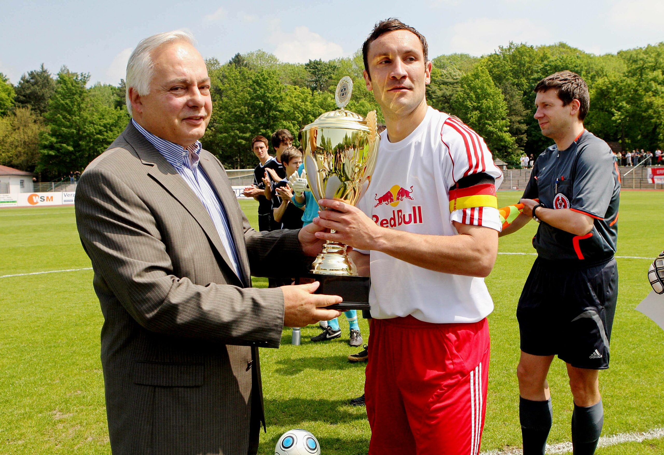 Klaus Reichenbach übergibt Ingo Hertzsch den Oberliga-Süd Pokal