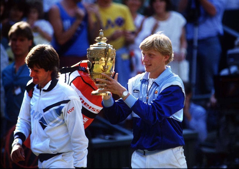 Boris Becker mit Trophäe