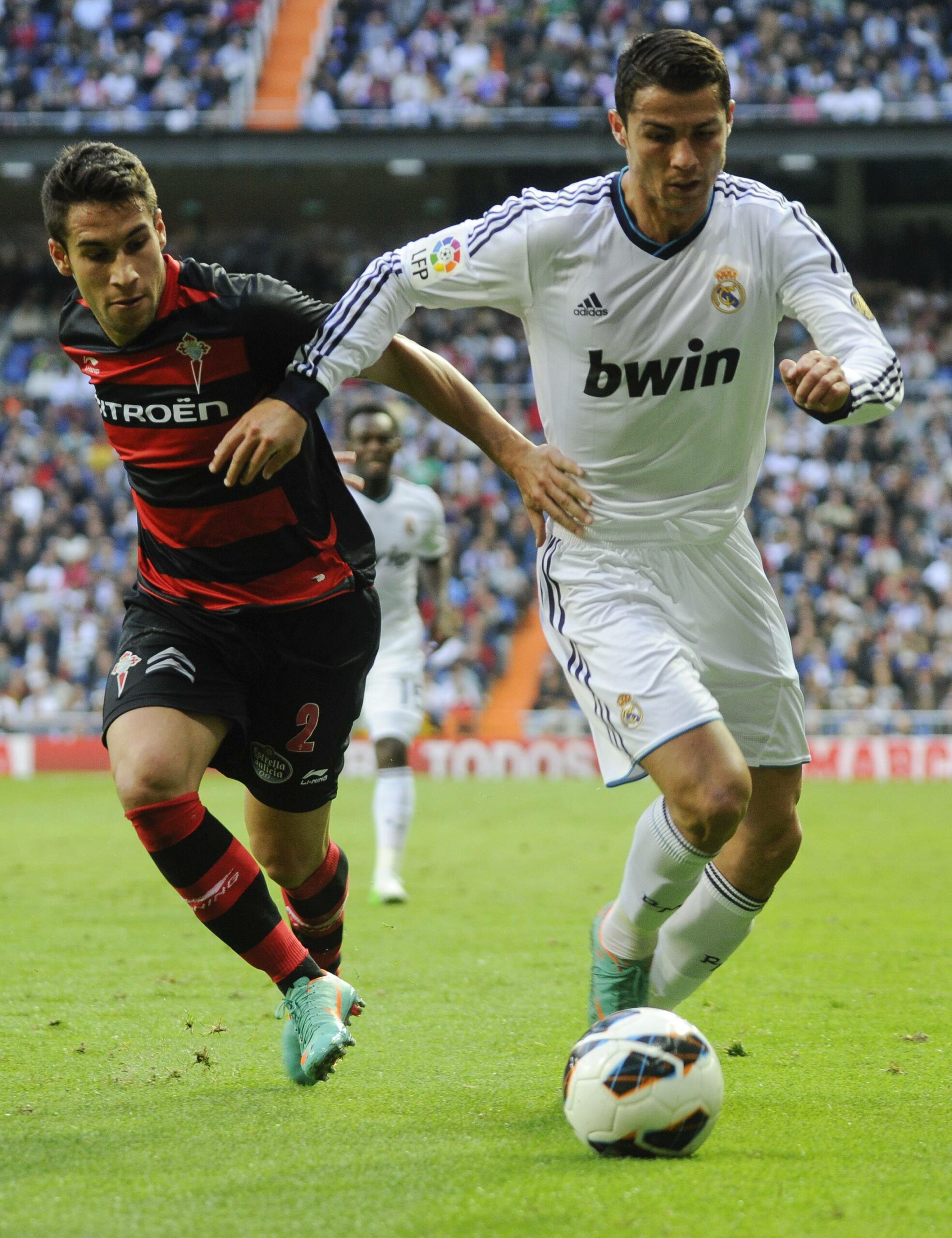 Hugo Mallo im Zweikampf mit Cristiano Ronaldo