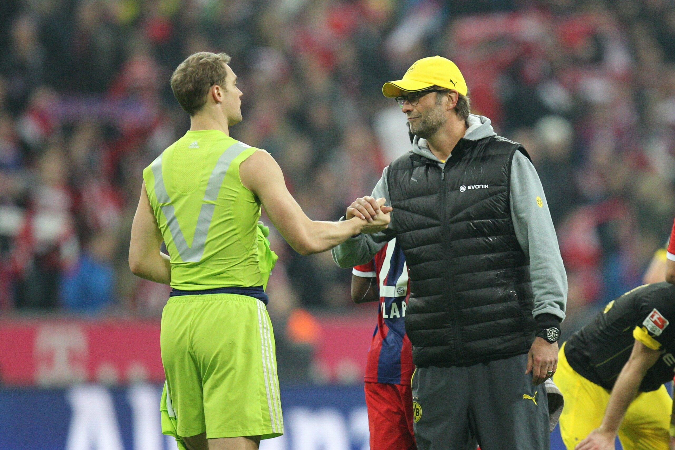 Manuel Neuer klatscht mit Jürgen Klopp ab