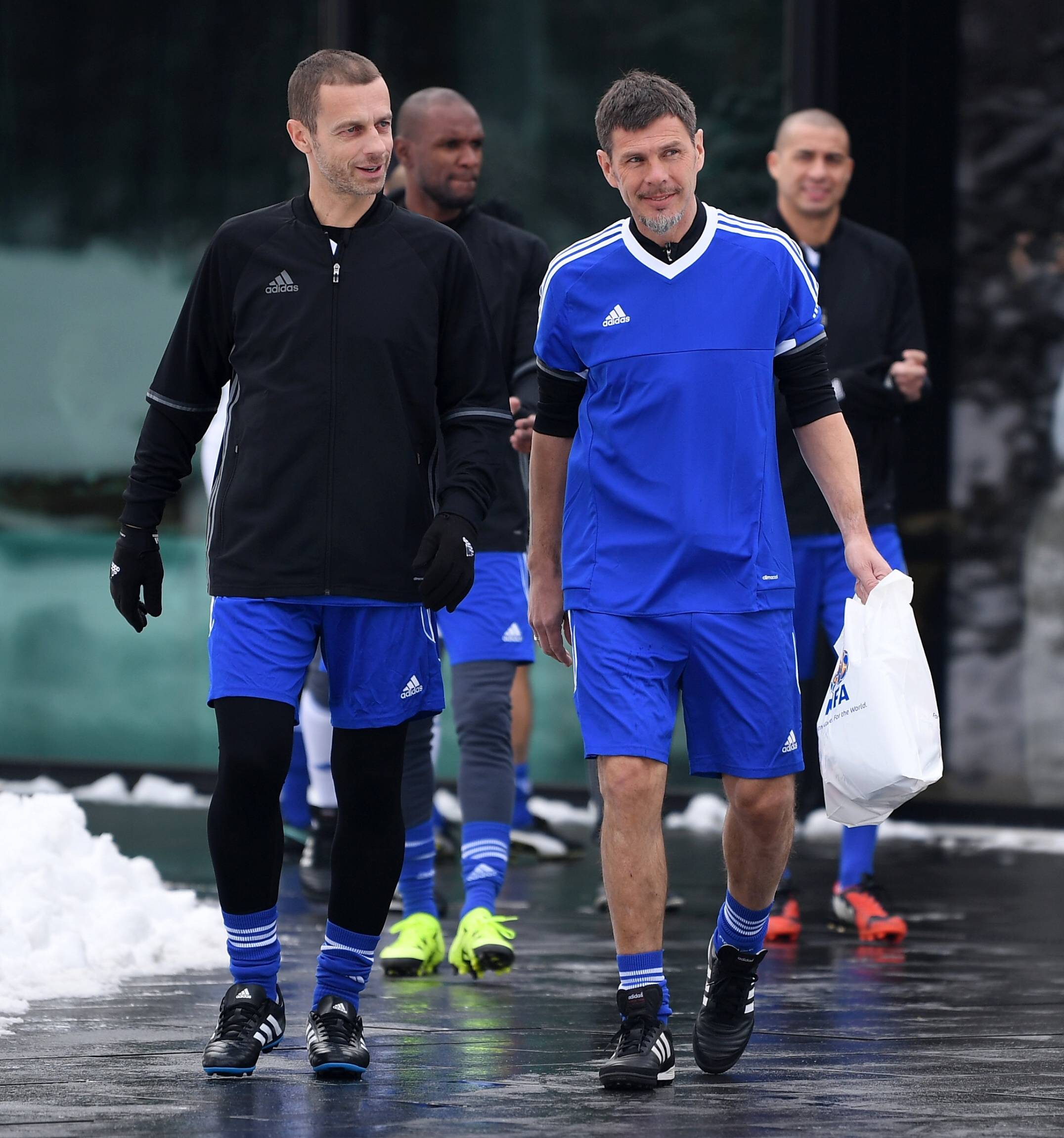 Zvonimir Boban und Aleksander Ceferin unterhalten sich