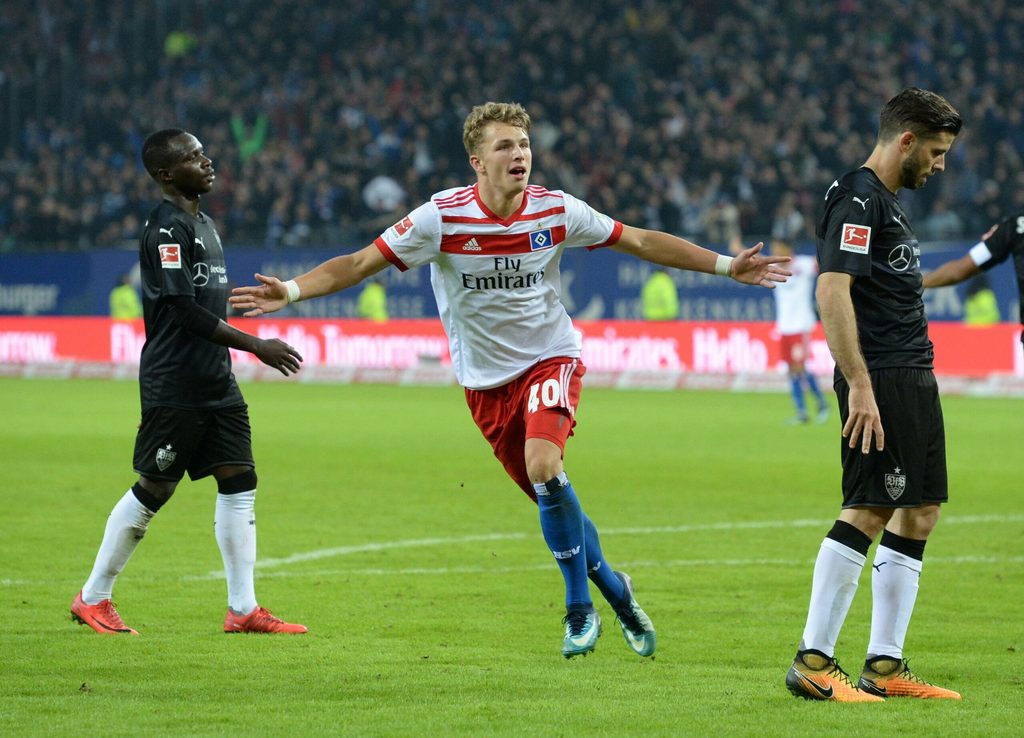 Fiete Arp jubelt im HSV-Trikot über ein Tor