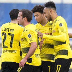 Jadon Sancho mit Pierre-Emerick Aubameyang und Mario Götze im BVB-Trikot