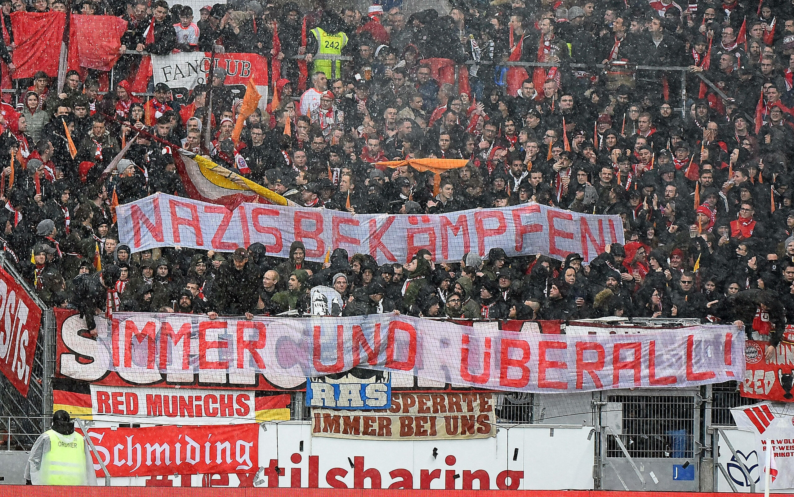 Bayern-Fans zeigen im Auswärtsblock Banner mit der Aufschrift: „Nazis bekämpfen immer und überall“