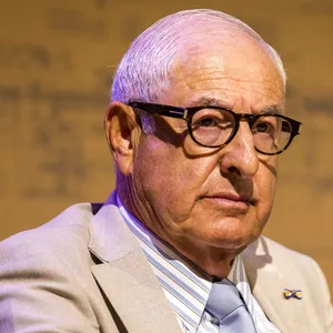 Der Holocaustüberlebende Salo Muller trägt ein gestreiftes Hemd, eine hellblaue Krawatte und ein besches Sakko