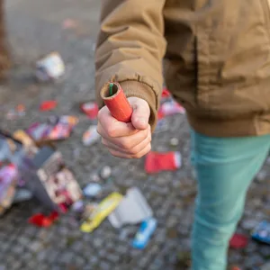 Die drei Jungen suchten nach nicht explodierten Böllern – es kam zu einem schrecklichen Unglück (Symbolbild).