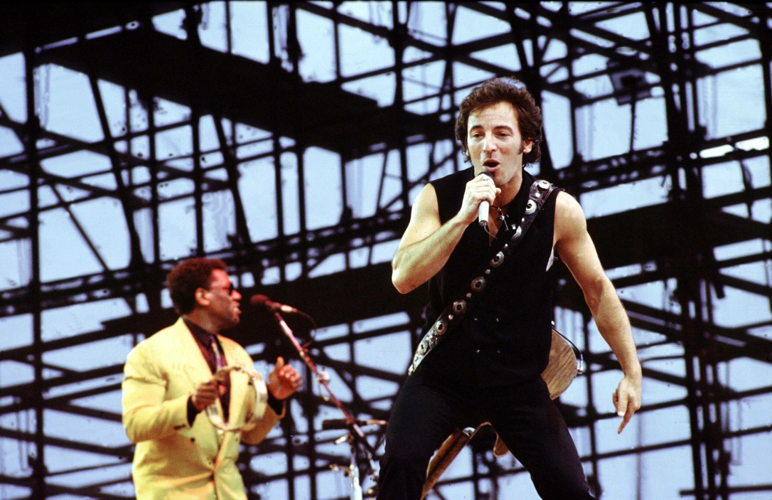 Bruce Springsteen in der Ostberliner Arena Weißensee bei einem Konzert, neben ihm steht sein Bandmitglied Clarence Clemons. (Archivbild)