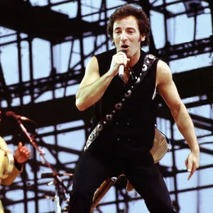 Bruce Springsteen in der Ostberliner Arena Weißensee bei einem Konzert, neben ihm steht sein Bandmitglied Clarence Clemons. (Archivbild)