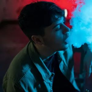 Ein Mann raucht Shisha