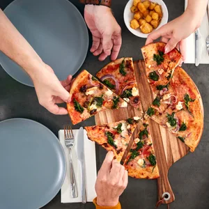 Mehrere Personen teilen sich eine Pizza