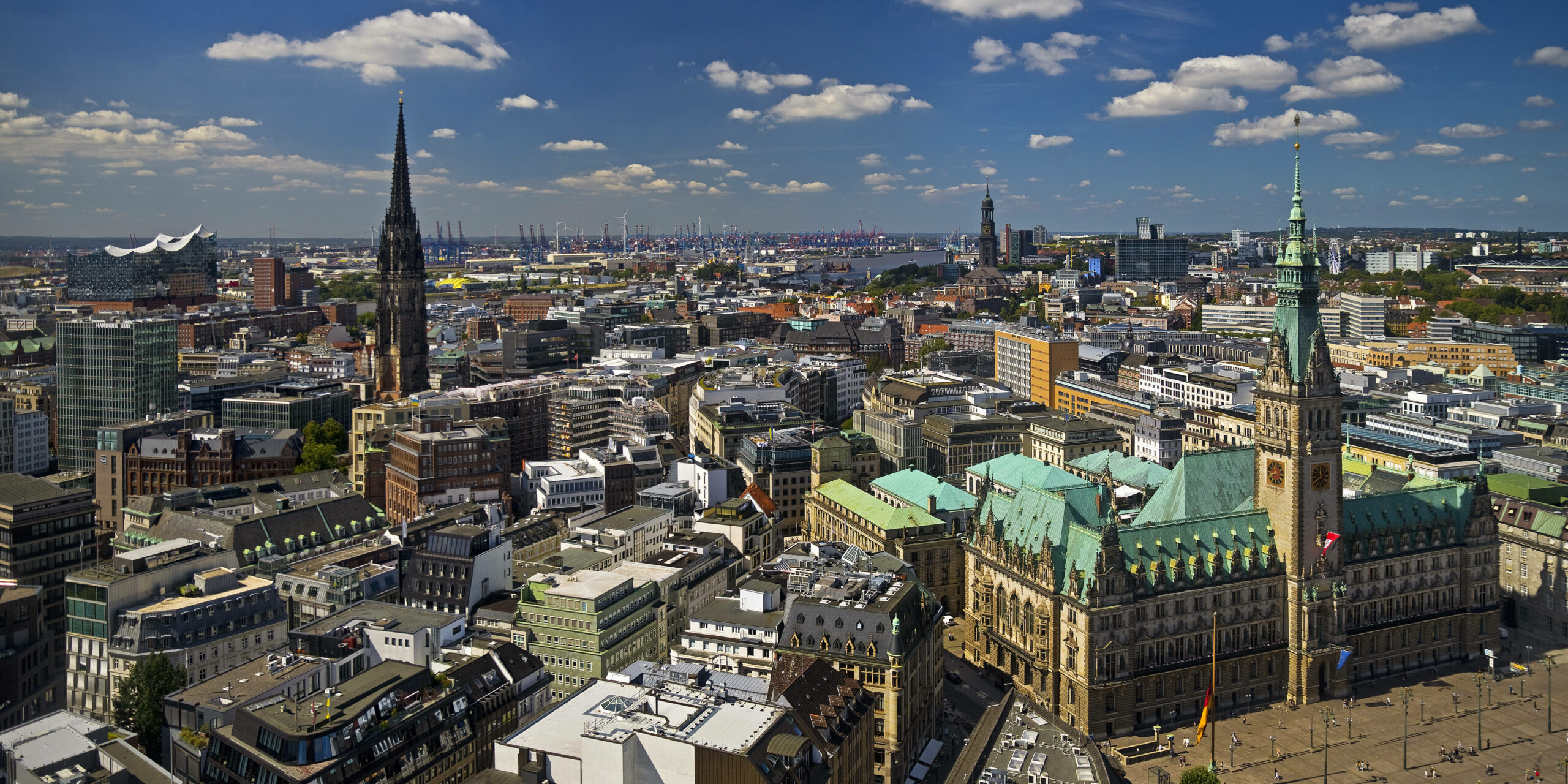 Blick über Hamburg, vorne rechts das Rathaus