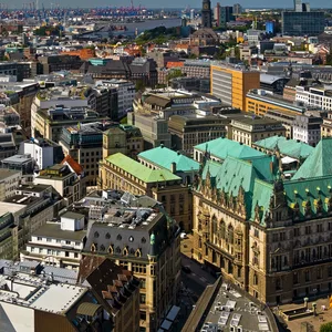Blick über Hamburg, vorne rechts das Rathaus