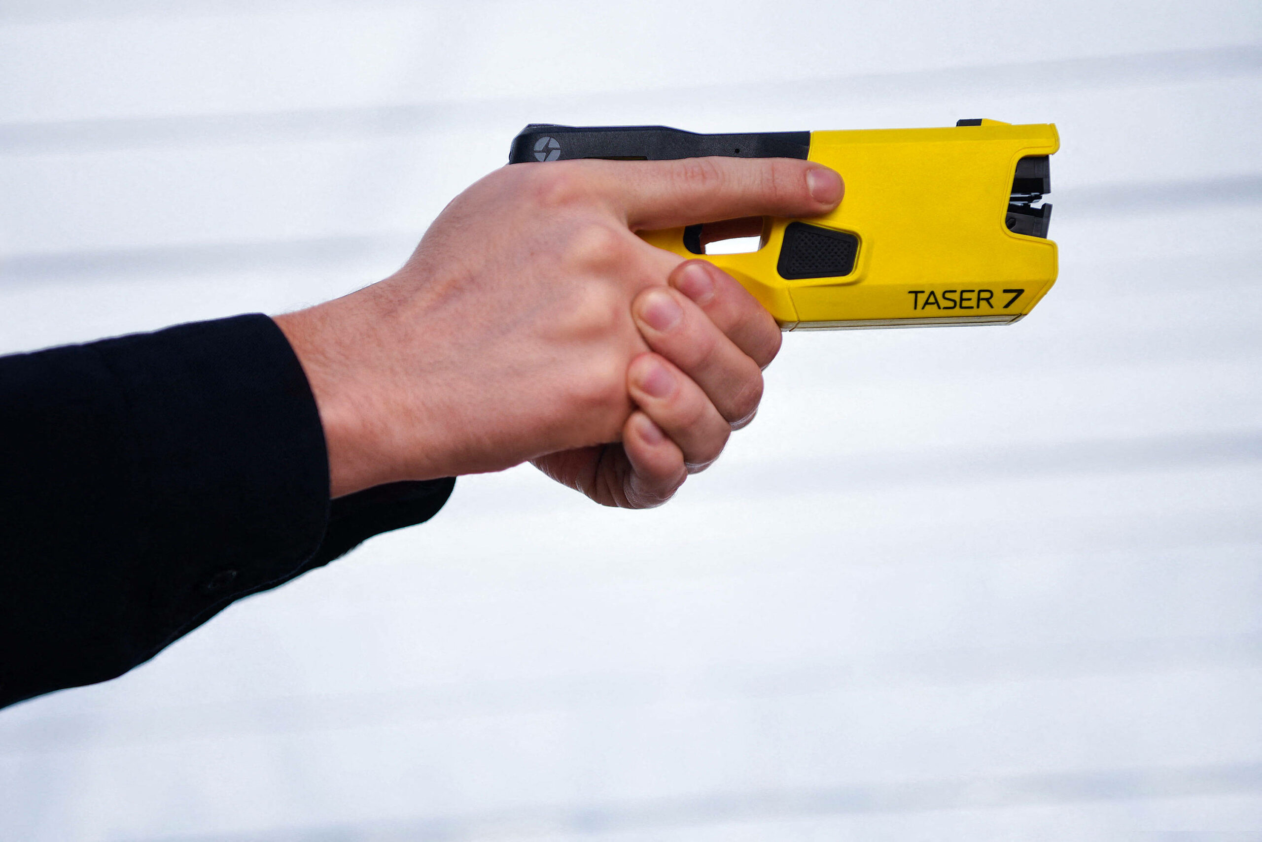Eine Person hält eine Elektroschockpistole in der Hand. (Symbolbild)