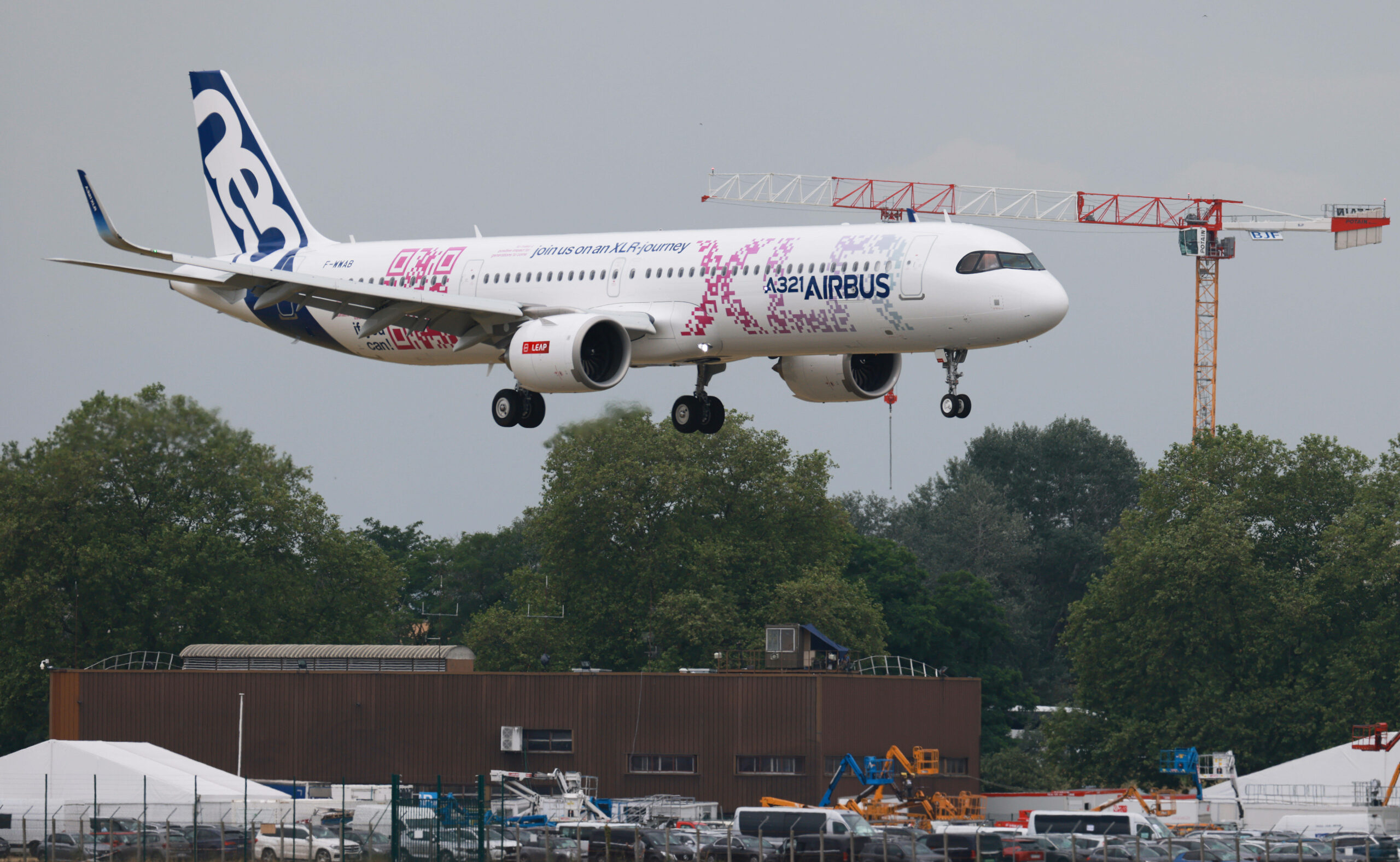 EIn Airbus A321 XLR nimmt an einer Flugdemonstration in Paris teil. (Archivbild)