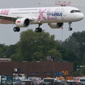EIn Airbus A321 XLR nimmt an einer Flugdemonstration in Paris teil. (Archivbild)