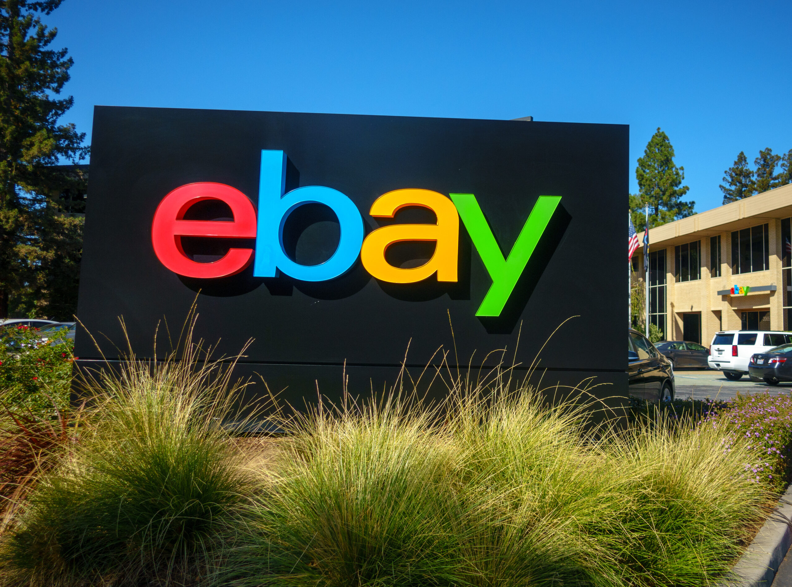 Das Ebay-Logo steht vor der Unternehmenszentrale im Silicon Valley. (Symbolbild)