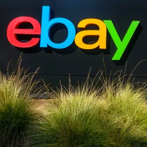Das Ebay-Logo steht vor der Unternehmenszentrale im Silicon Valley. (Symbolbild)