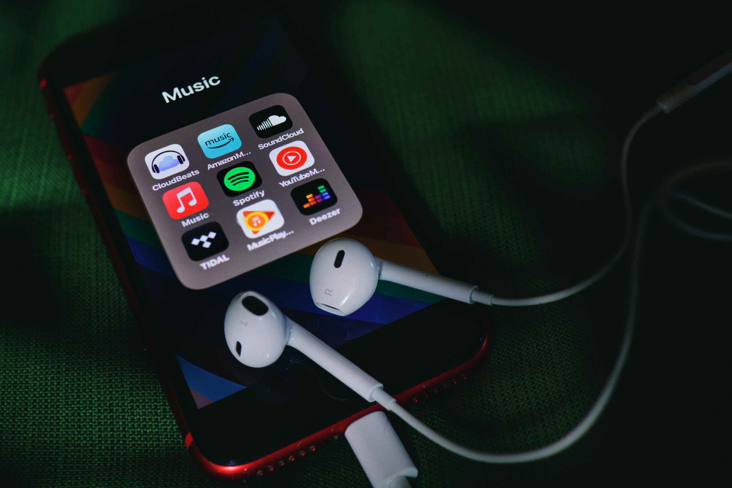 Die Logos verschiedener Musik-Apps sind auf einem Handy zu sehen. (Symbolbild)