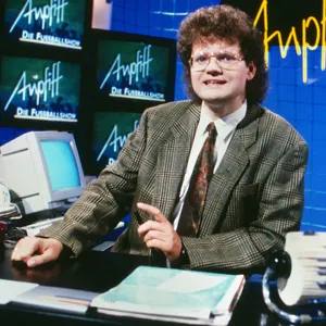 Ulli Potofski sitzt in der Kulisse der RTL plus-Fußball-Bundesliga-Sendung „Anpfiff“. Im Hintergrund stehen Bildschirme und ein Computer. (Archivbild von 1988)