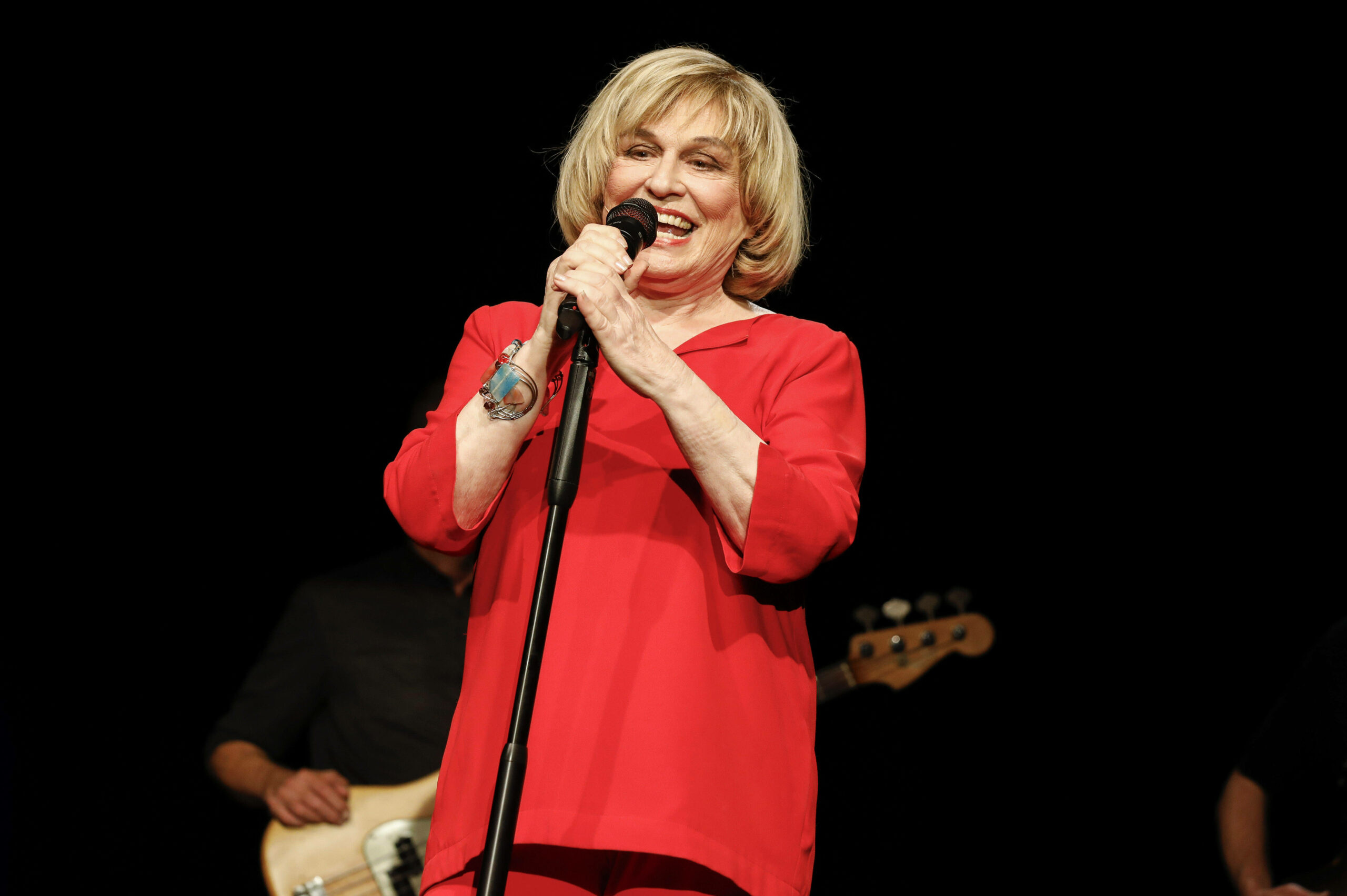 Mary Roos auf der Bühne bei einer Vorstellung ihrer Show „Mehr Nutten, mehr Koks – Scheiß‘ auf die Erdbeeren“. (Archivbild von 2023)
