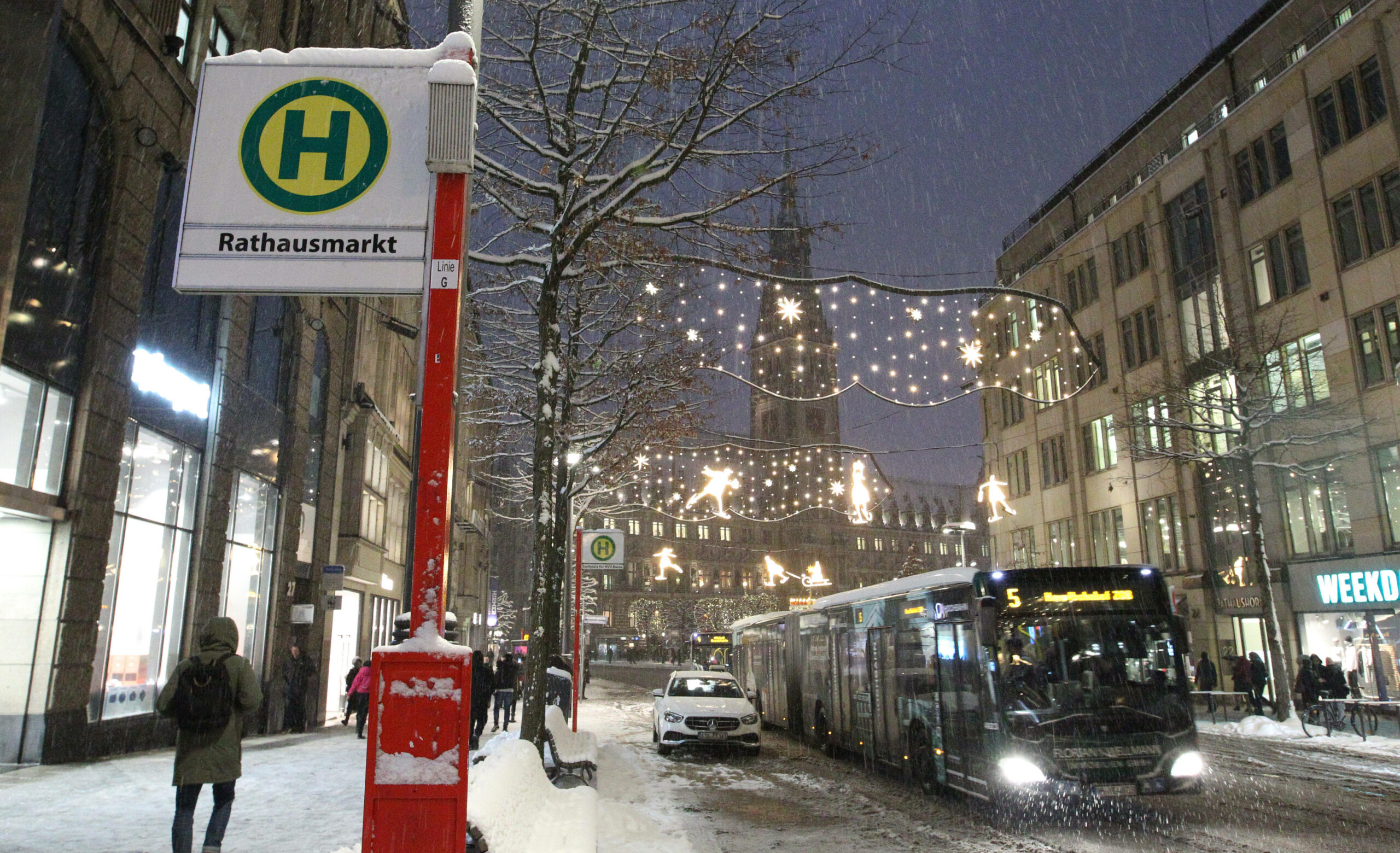 Seit MIttwochmorgen streiken die Bahnen – dafür sind Hamburgs Busse überfüllt. (Symbolbild)