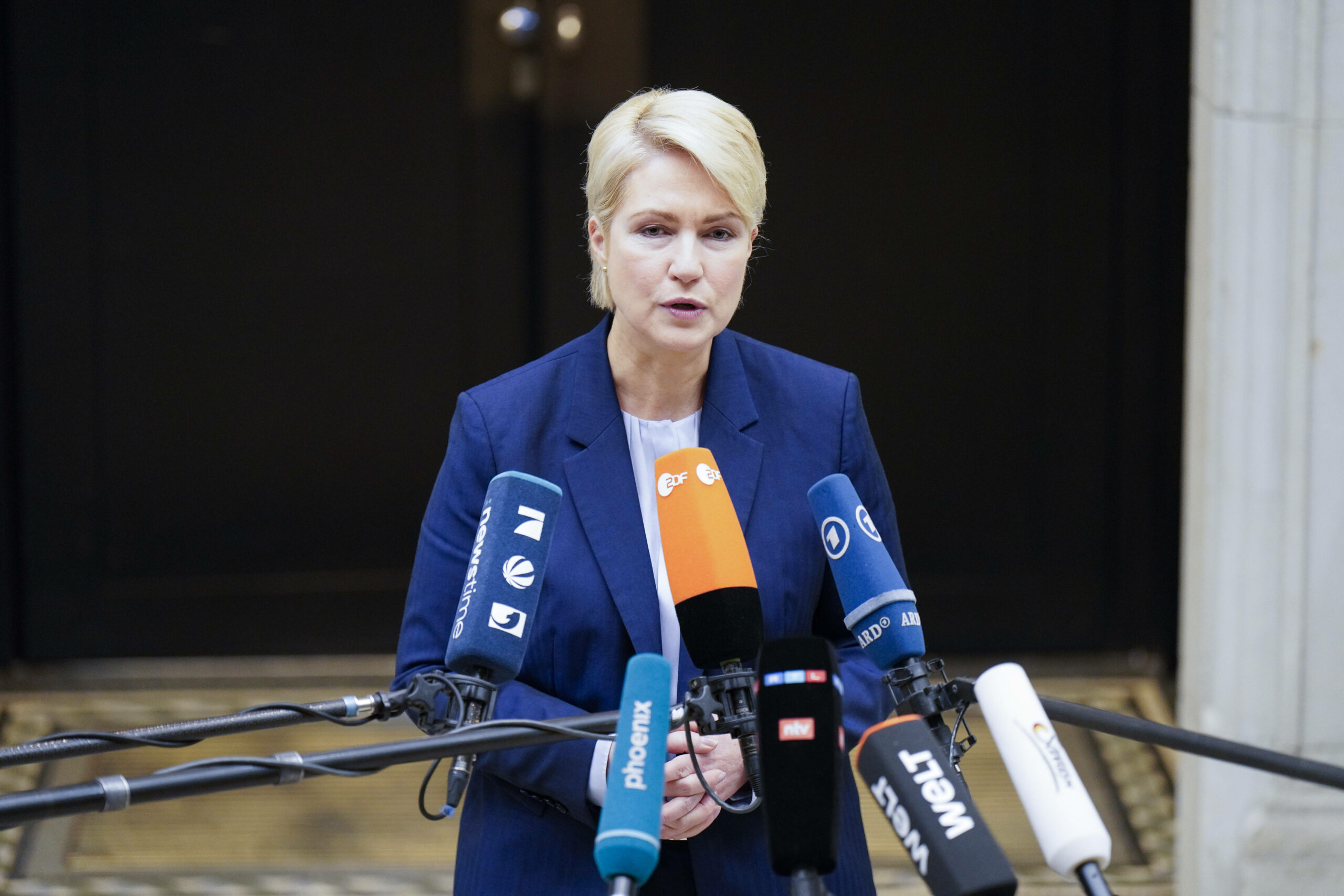 Mecklenburg-Vorpommerns Ministerpräsidentin Manuela Schwesig (SPD) spricht nach einer Sitzung des Bundesrats in TV-Mikrofone. (Archivbild)