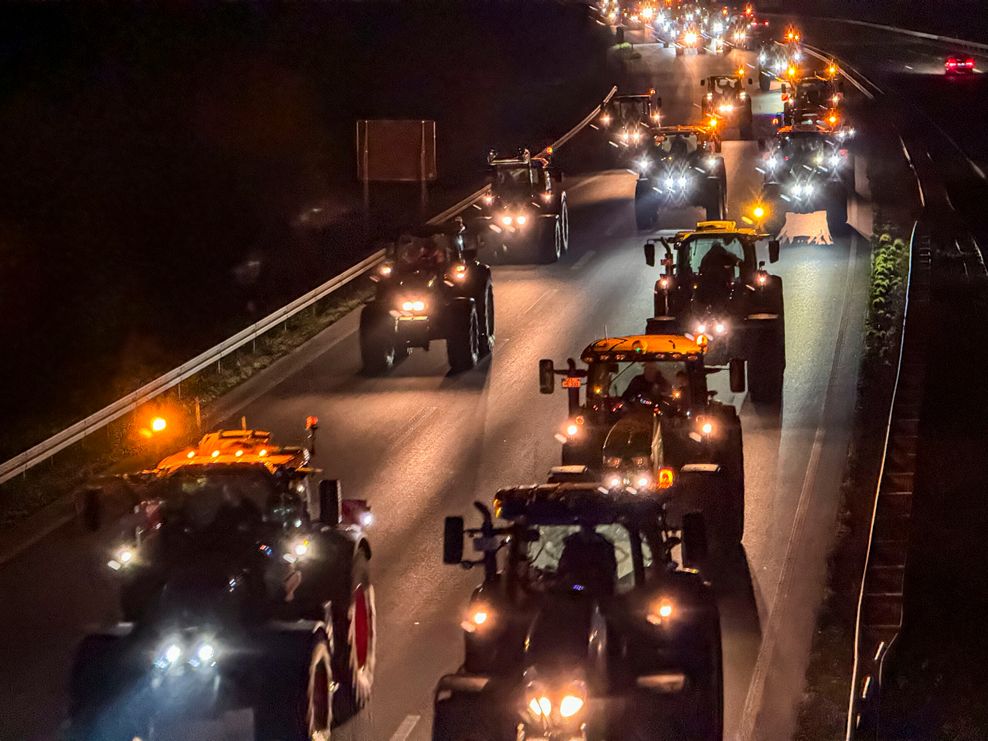 Trecker fahren auf Autobahn bei Sonsbeck in NRW Mitte Dezember. (Archivbild)