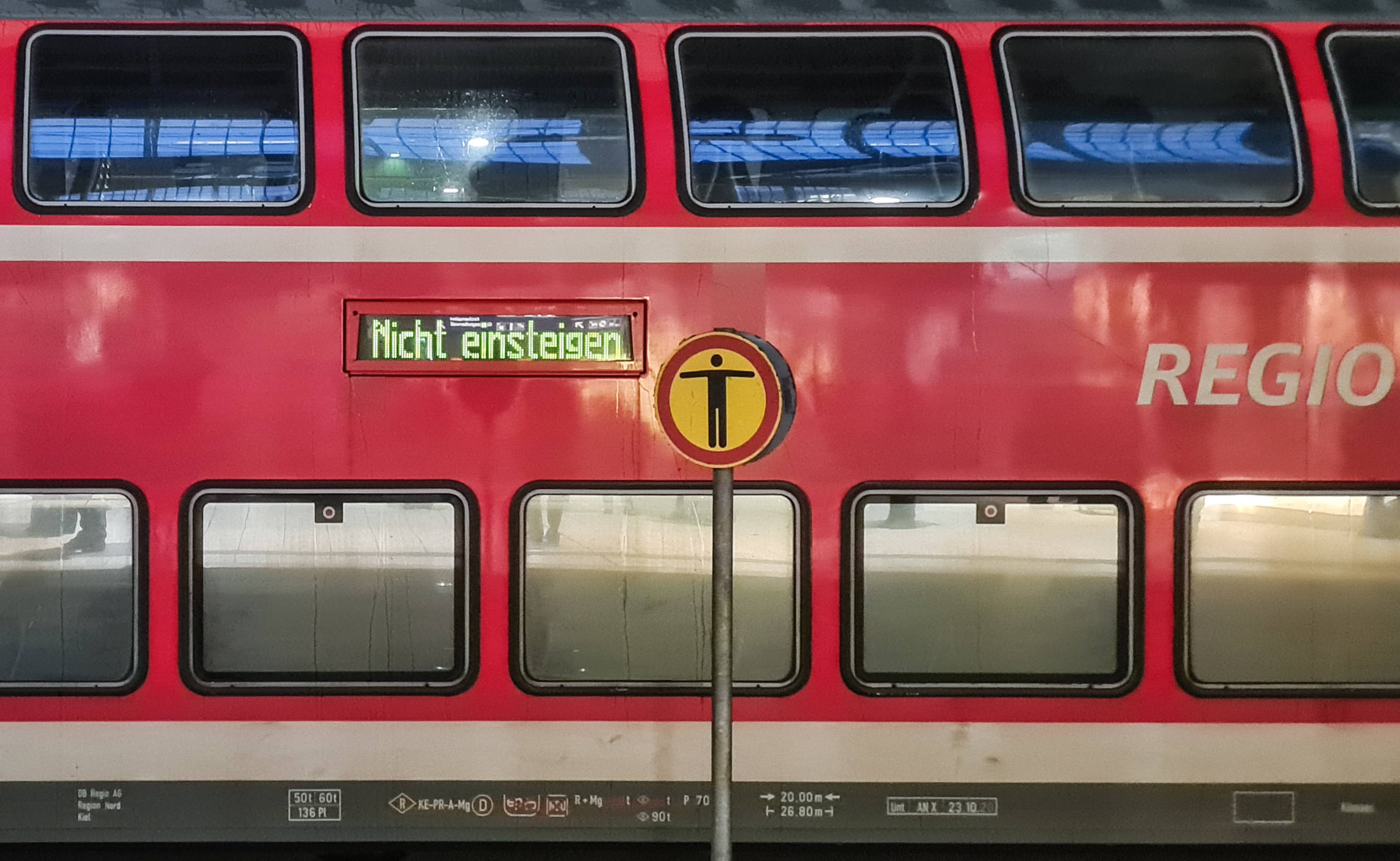 Ein Regionalzug mit der Anzeige „Nicht einsteigen“ steht am Hauptbahnhof in Hamburg. (Archivbild)