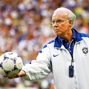 Mario Zagallo als Brasilianischer Nationaltrainer mit Ball in der Hand