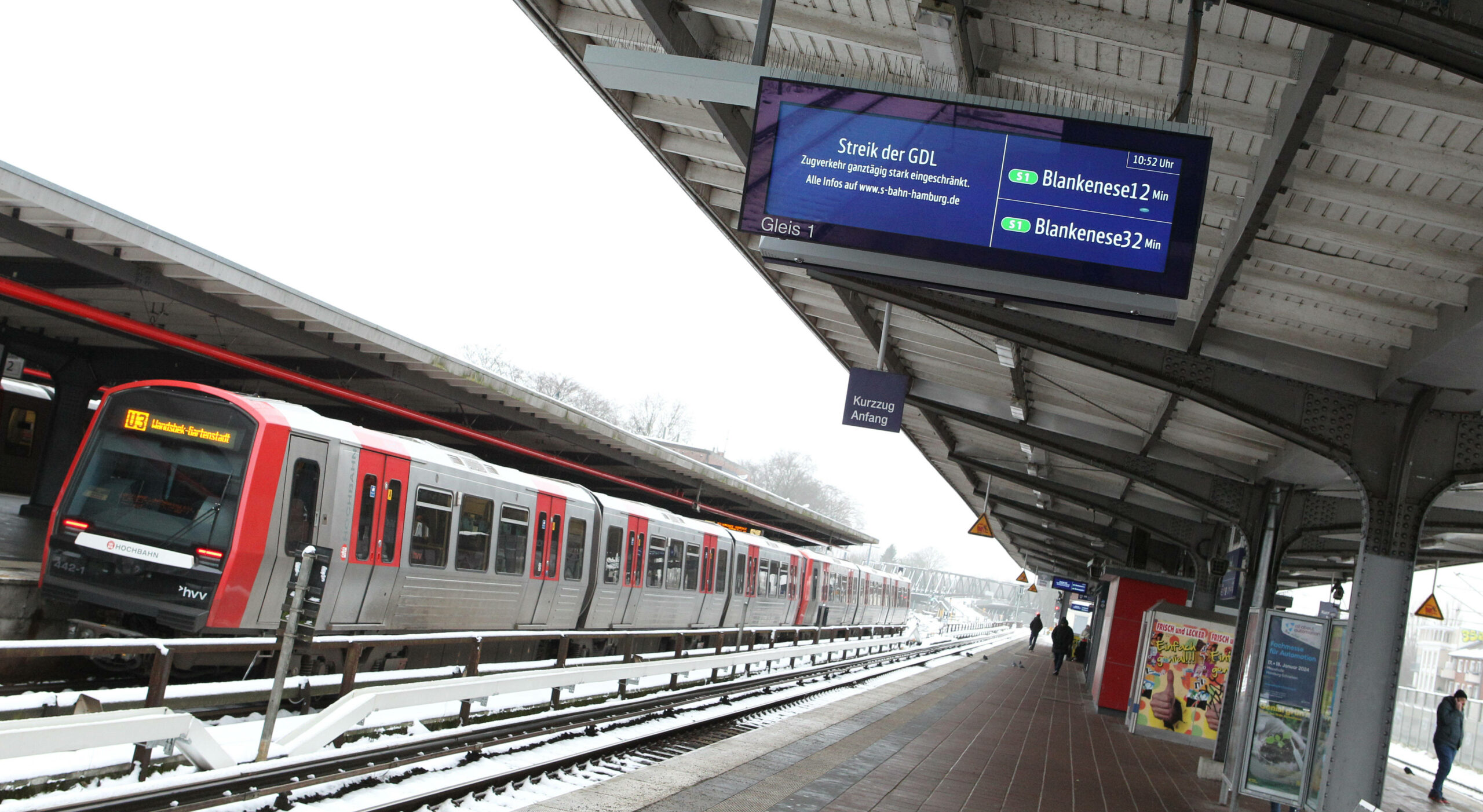 Auf einem Zugzielanzeiger auf einem Bahnsteig vom Bahnhof Hamburg-Barmbek wird auf den Streik der Gewerkschaft Deutscher Lokomotivführer und dessen Auswirkungen auf den S-Bahnverkehr hingewiesen. (Archivbild)