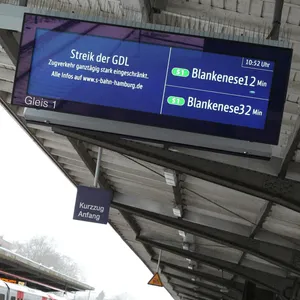 Auf einem Zugzielanzeiger auf einem Bahnsteig vom Bahnhof Hamburg-Barmbek wird auf den Streik der Gewerkschaft Deutscher Lokomotivführer und dessen Auswirkungen auf den S-Bahnverkehr hingewiesen. (Archivbild)