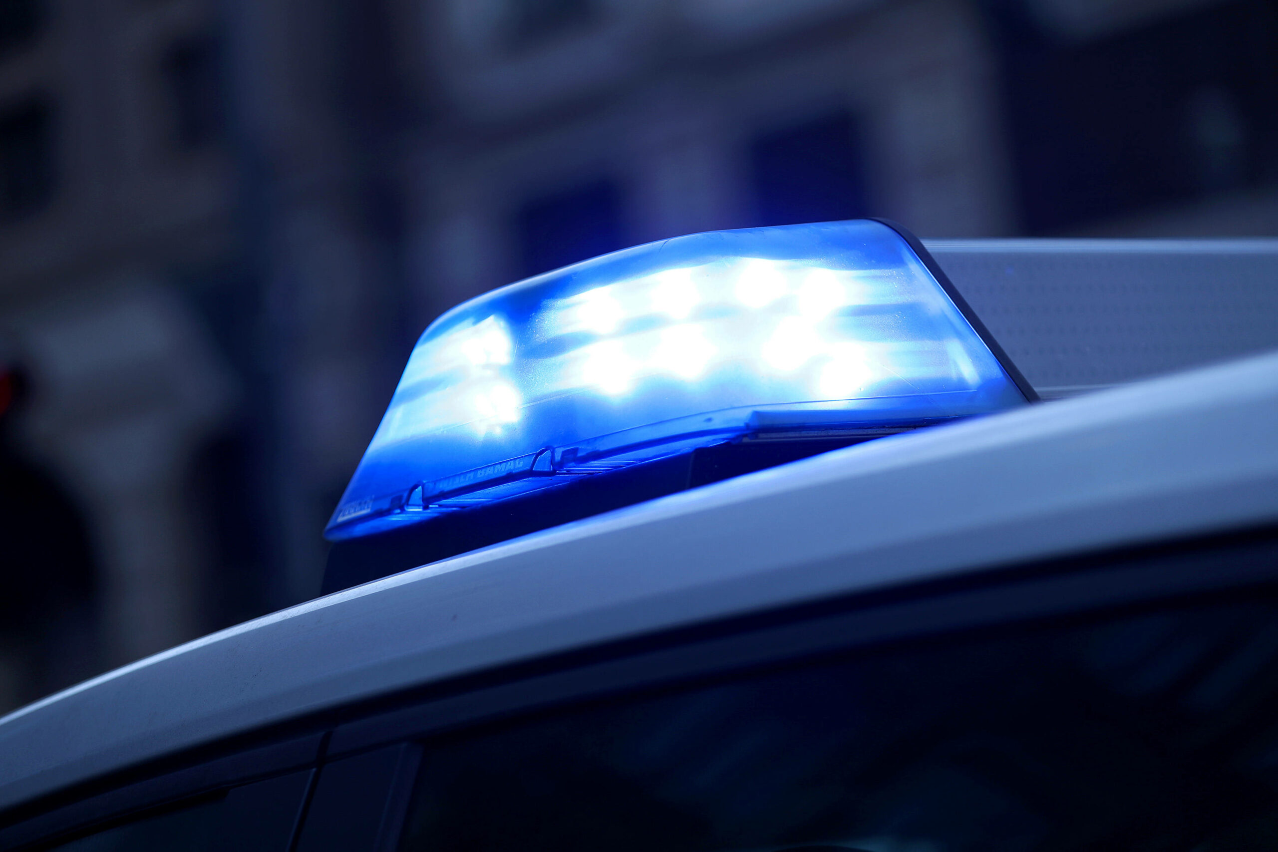 Blaulicht an einem Polizeifahrzeug