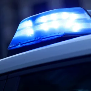 Blaulicht an einem Polizeifahrzeug