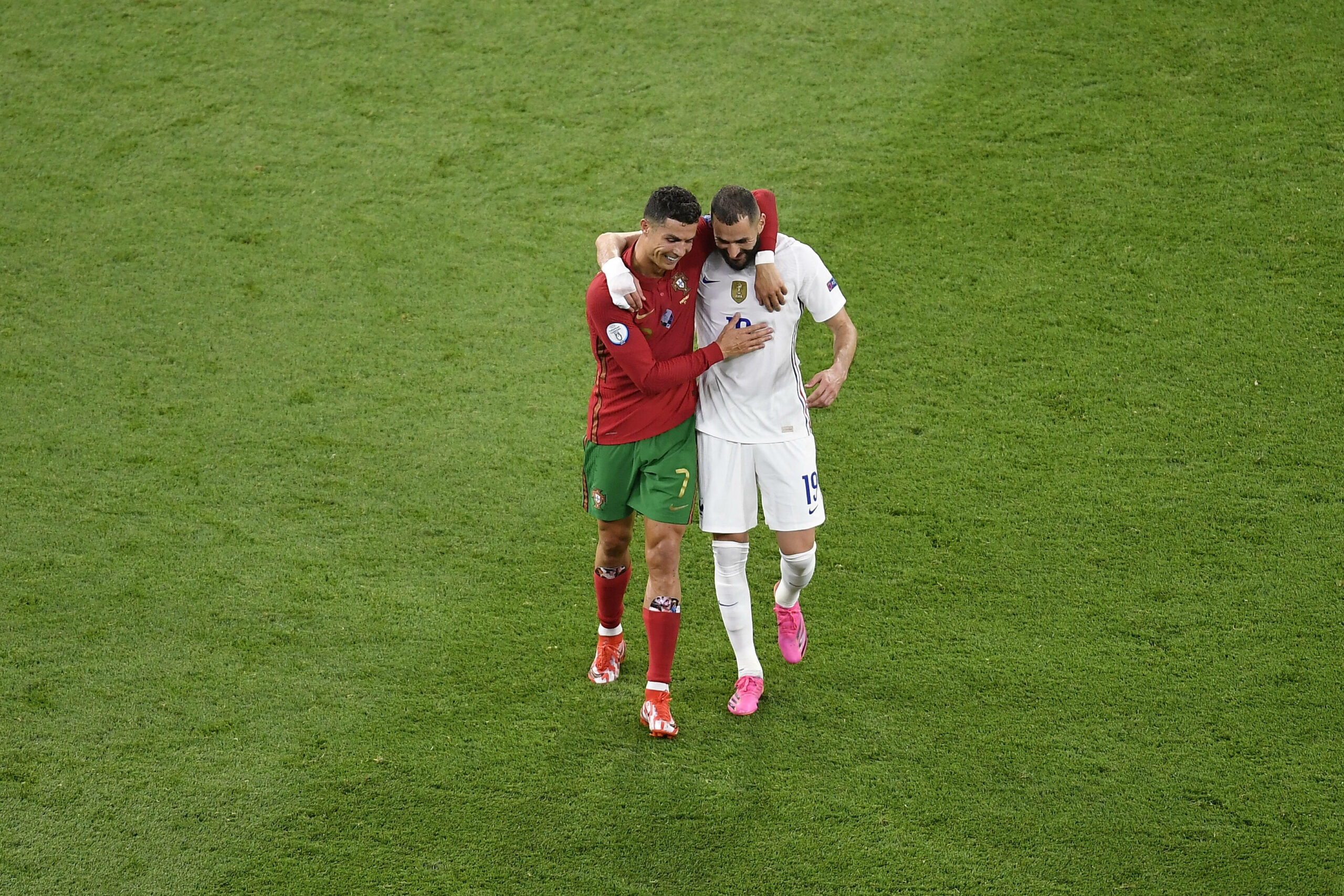 Cristiano Ronaldo und Karim Benzema umarmen sich lachend