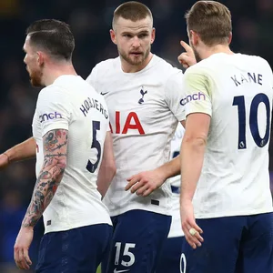 Pierre Emile Højbjerg, Eric Dier und Harry Kane in Tottenham Hotspur Trikots