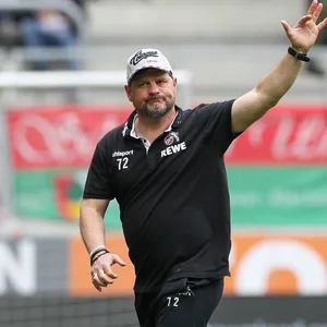 Steffen Baumgart winkt den Fans zu