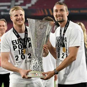 Martin Hinteregger und Stefan Ilsanker mit dem Europapokal