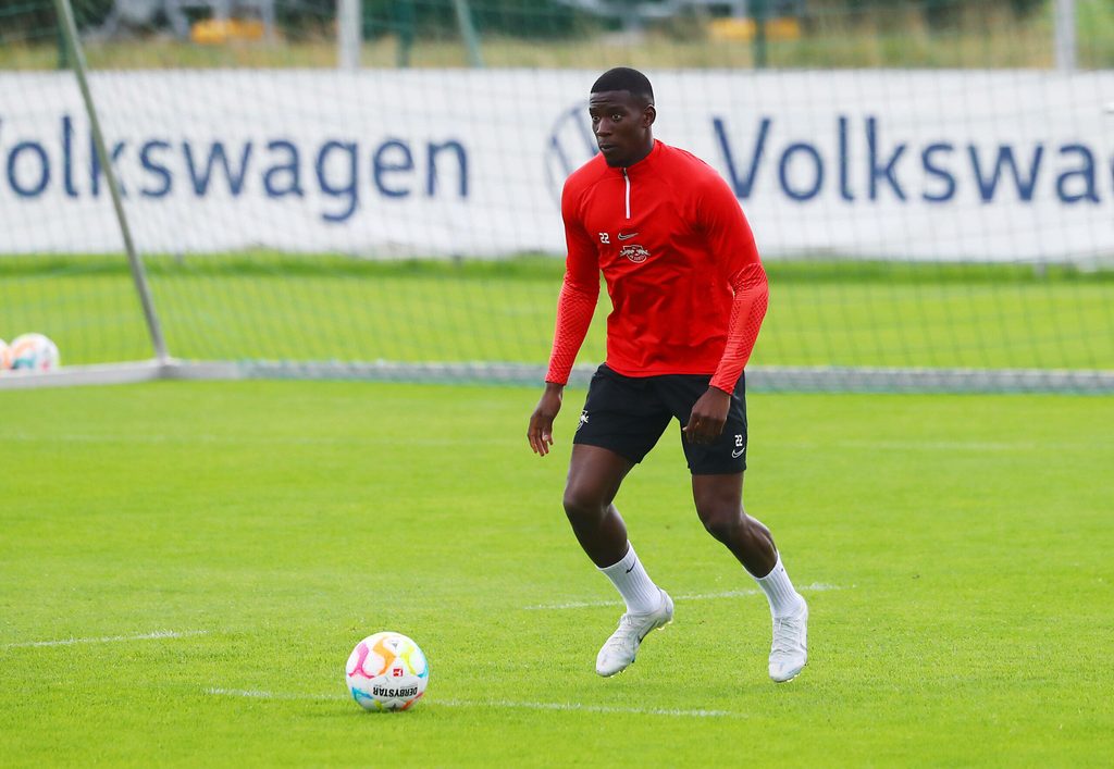 Nordi Mukiele im Leipzig-Shirt mit Ball am Fuß