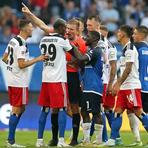 Robert Schröder zeigte HSV-Profi Aaron Opoku im Gedränge die Rote Karte