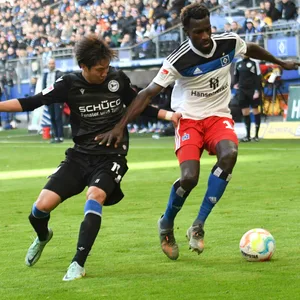 Bielefelds Masaya Okugawa im Duell mit HSV-Profi Bakery Jatta